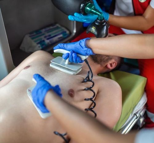 Primeros auxilios con reanimación cardiopulmonar (RCP) y desfibrilación (DEA)