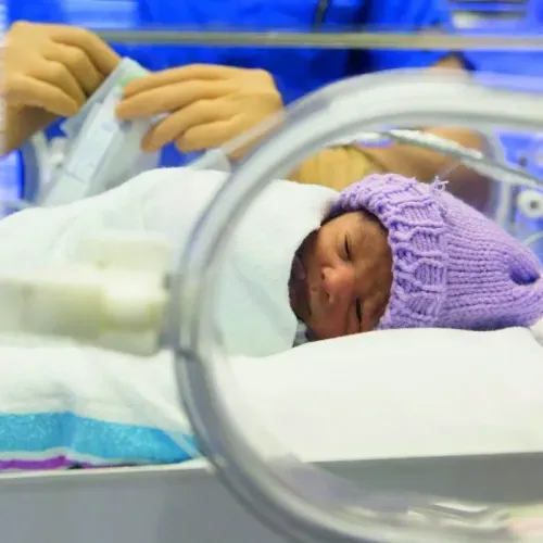 Soins infirmiers en soins intensifs et d'urgence pour les nouveau-nés, les enfants et les adolescents